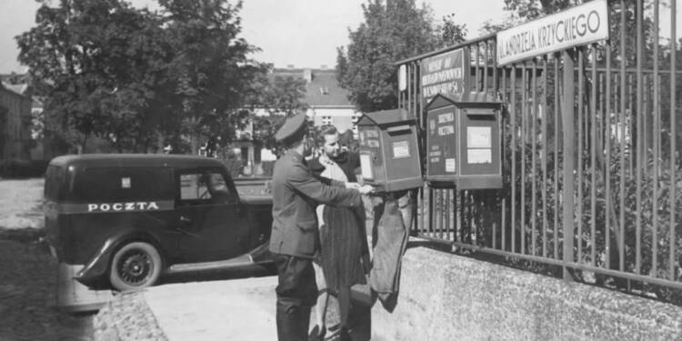 pracownicy poczty oprozniaja krzynke pocztowa na jednej z warszawskich ulic. lata 30. xx wieku domena publiczna. 1024x716 2024 04 25 101723