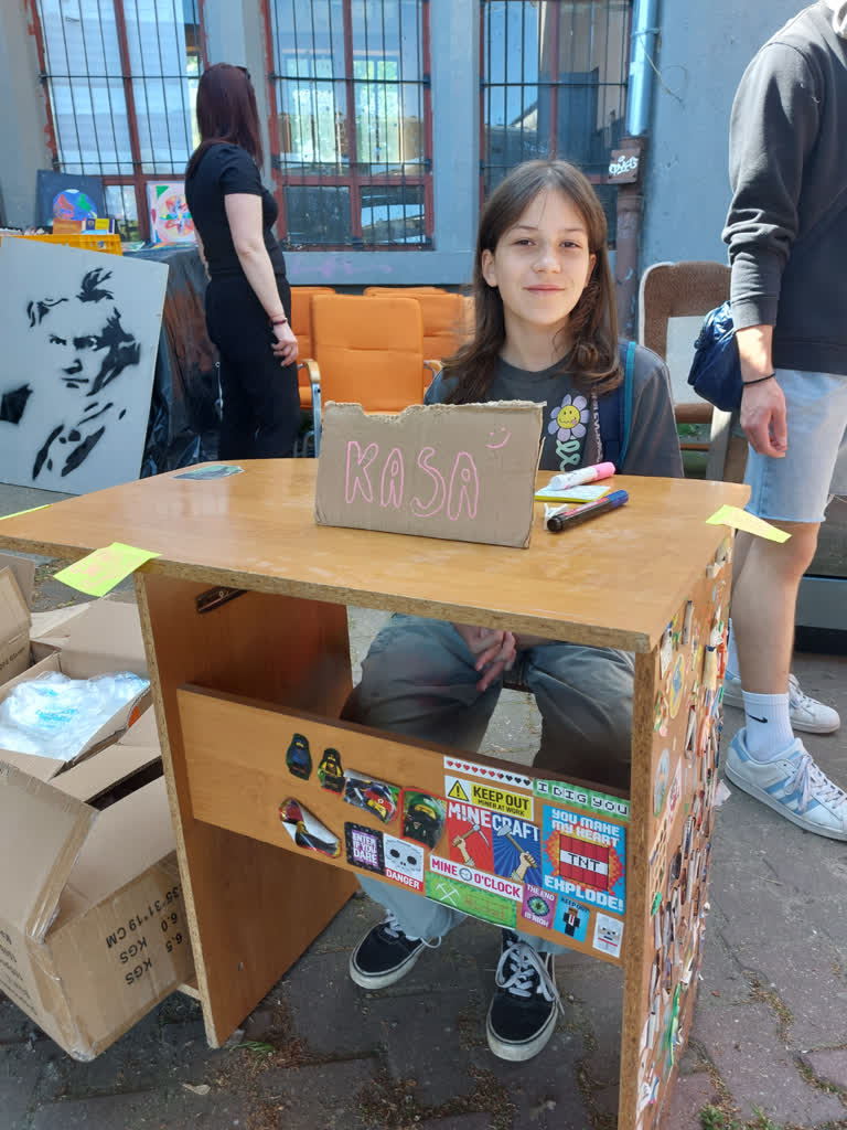 Każdy znajdzie coś dla siebie. Wyprzedaż garażowa przed dawnym dworcem 2 20240518_102846.jpg