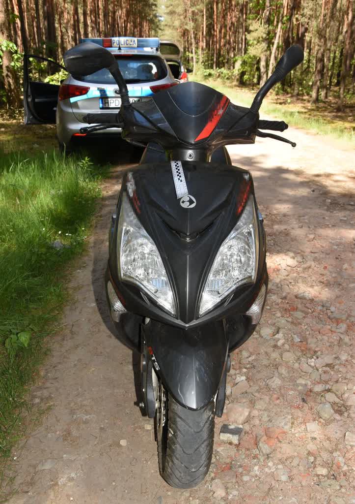 Skuterem przez las. Pijany kierowca uciekał przed policją 2 355-241737.jpg