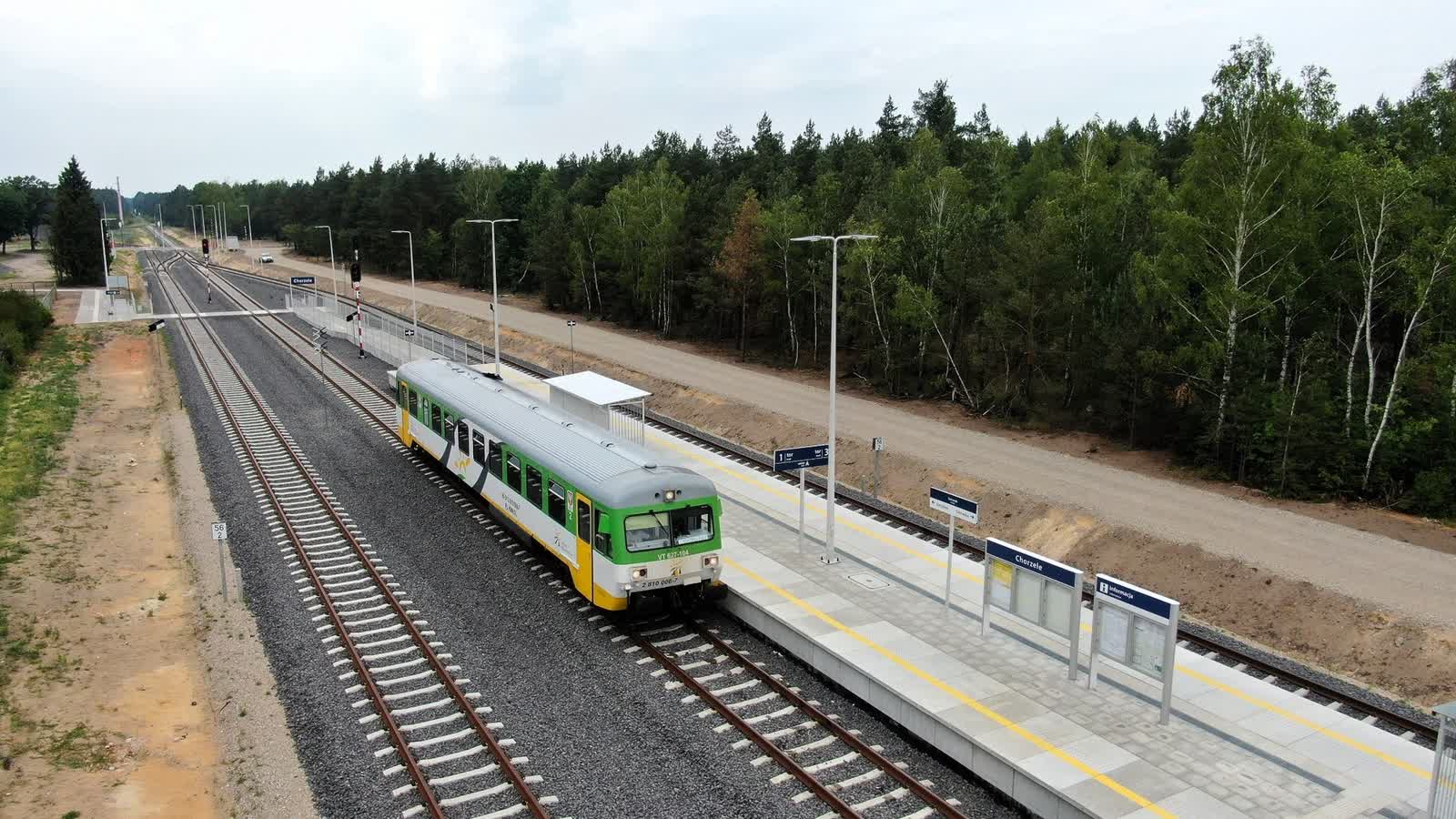 Powstaną nowe parkingi na stacjach PKP 2 csm_Pociag_przy_peronie_na_stacji_w_Chorzelach__fot._A.Lewandowski__P.Mieszkowski_ca67ee1865.jpg