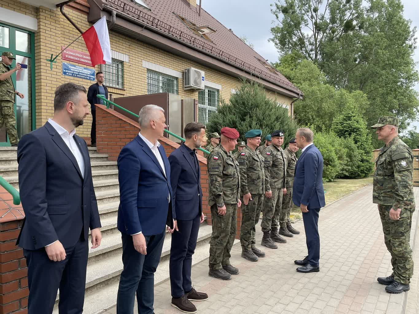 Premier na granicy z Białorusią: Podejmiemy decyzję o przywróceniu ok. 200-metrowej strefy buforowej 2 GOugQ1HWoAAA9IU.jpg