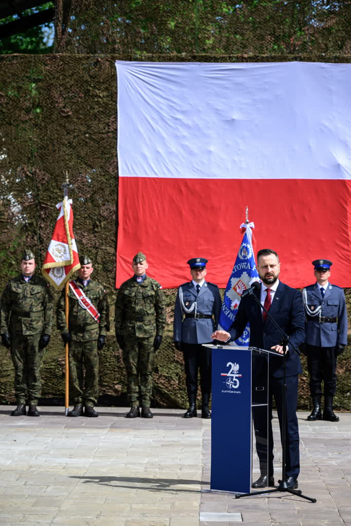 Szef MON: racją stanu Rzeczpospolitej jest być w UE i NATO 2 mid-24502088.jpg