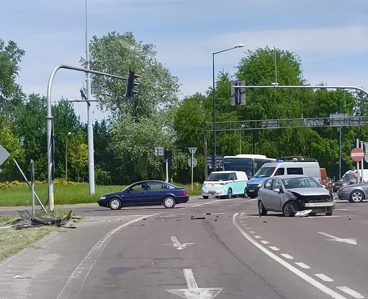 Zderzenie dwóch aut w Lublinie. Strażacy musieli zastosować specjalną procedurę 2 wypadek1.jpg