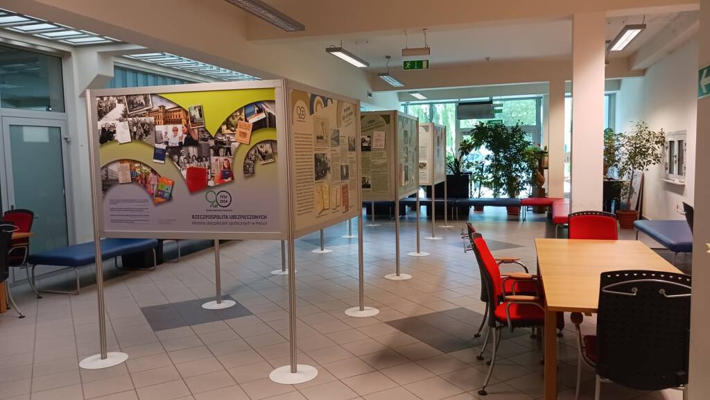 Jak zmieniał się system ubezpieczeń społecznych w Polsce? 1 wystawa 90 lecie zus wsei 2024 05 18 102330