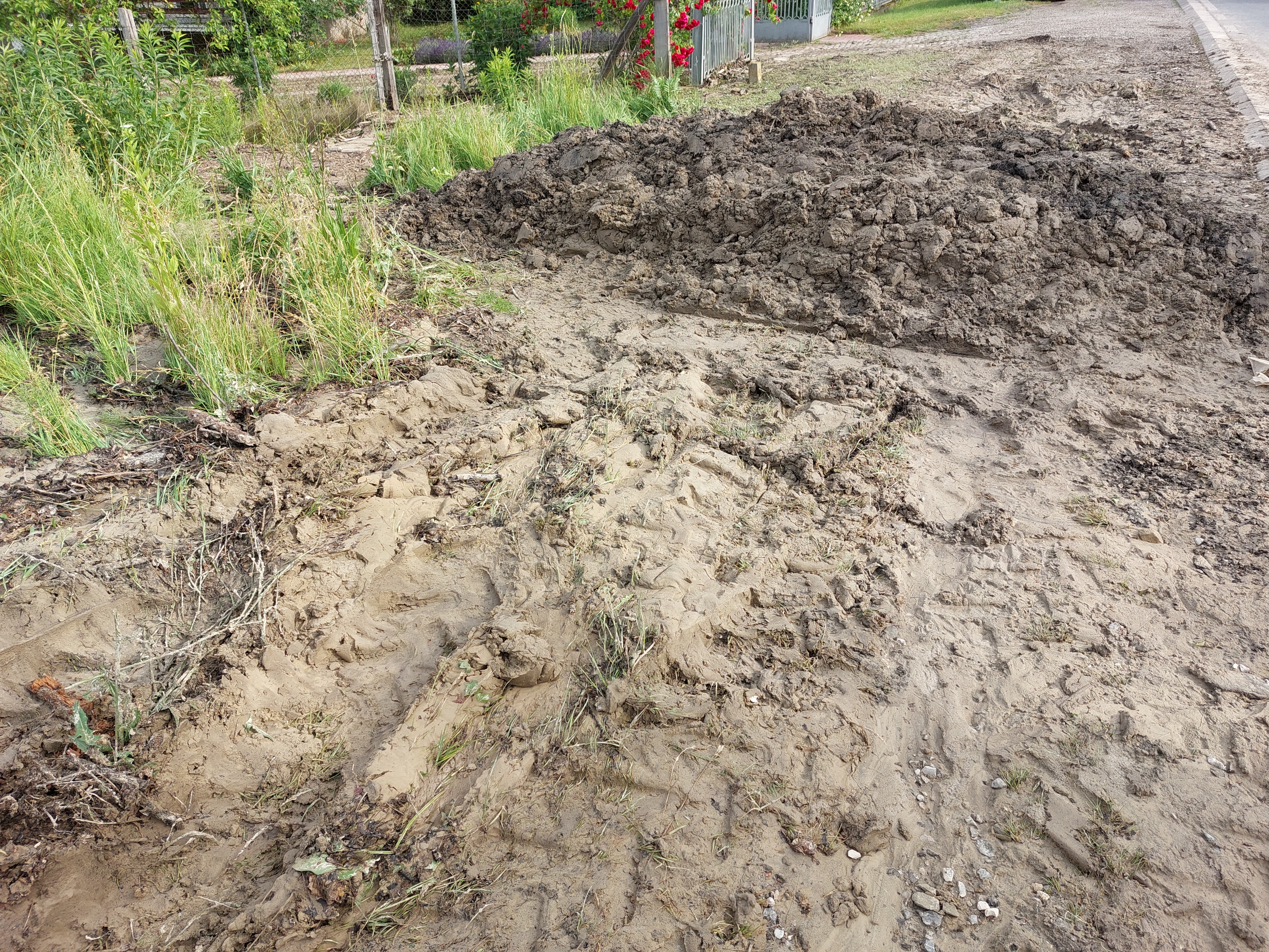 „Było okropnie, makabra!” Mieszkańcy usuwają skutki ulewy [ZDJĘCIA]