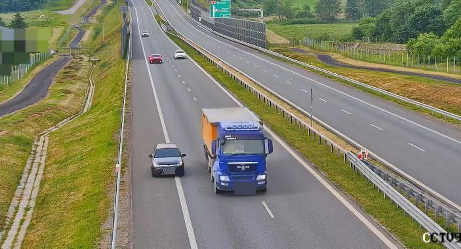 Cofał na ekspresówce i uciekał przed policją. 49-latek zatrzymany 2 340-243610.jpg