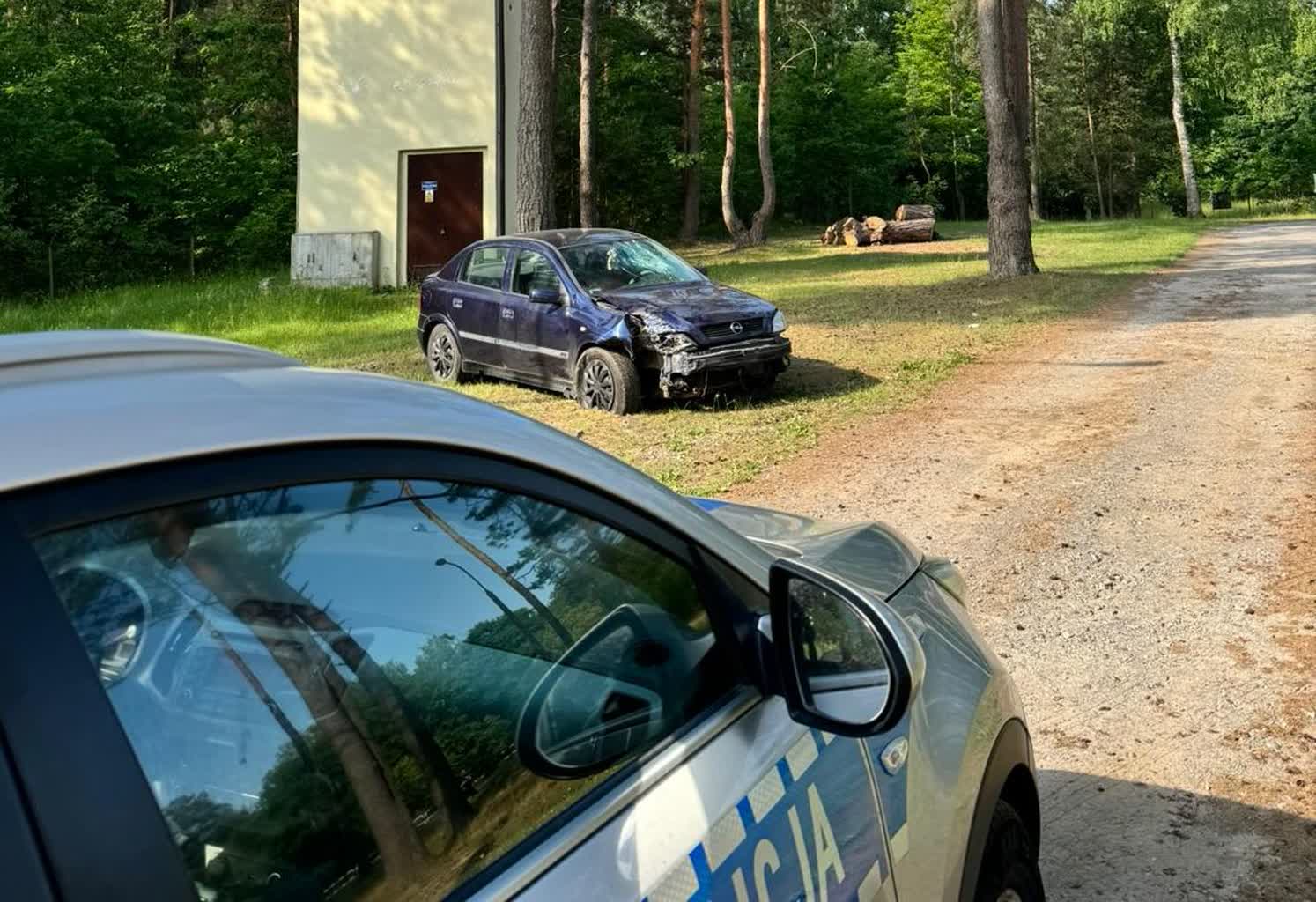 15-latek zabrał kluczki matce i uderzył w drzewo 2 360-243241.jpg