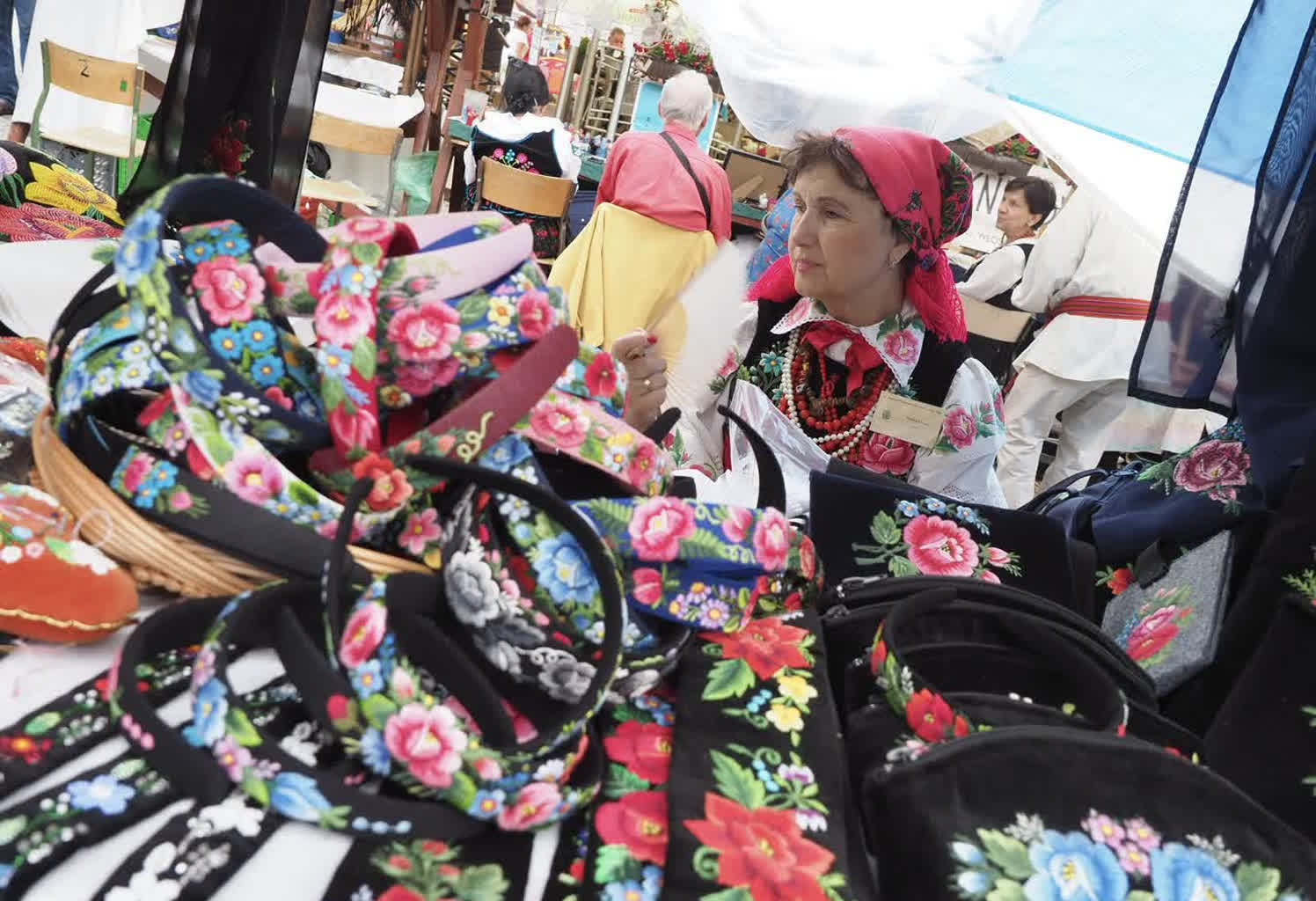 Perły sztuki ludowej na rynku w Kazimierzu. Rękodzielnicy prezentują wyroby 2 95d1c2f7-1e1b-4537-83e7-ea122003cb80-2023-06-25-143911.jpg