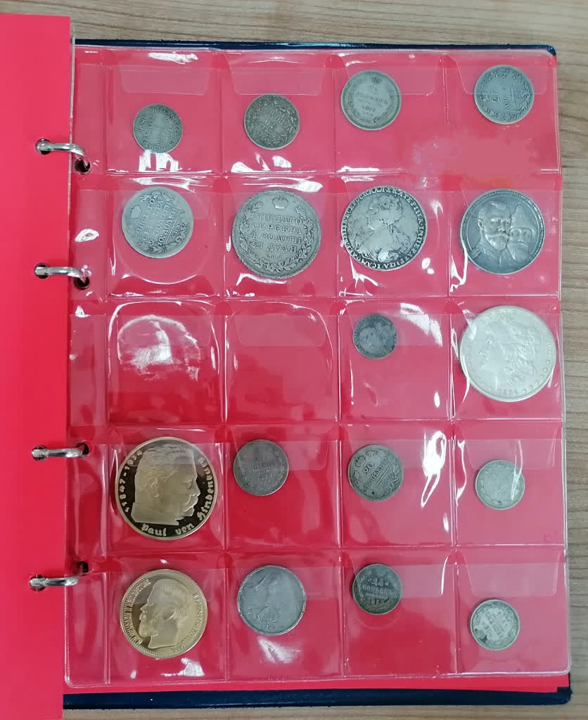 Przewoziła w klaserze historyczne monety. Celnicy udaremnili przemyt 3 article (2).png