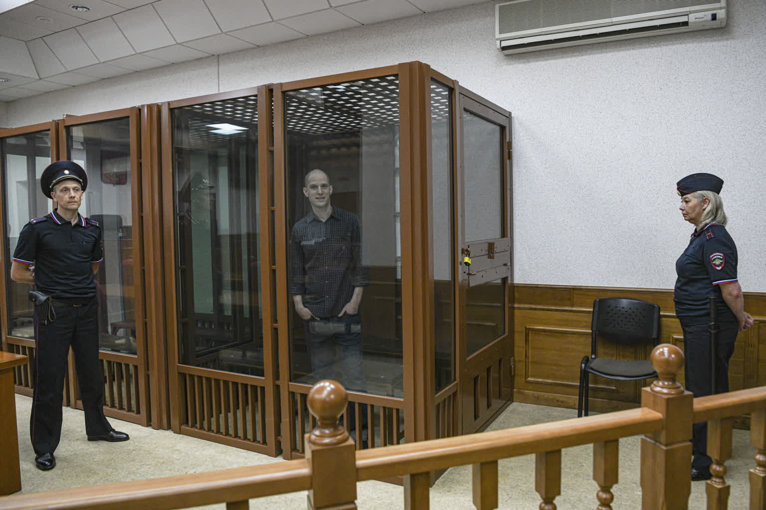 Amerykański dziennikarz przed rosyjskim sądem. Reżim Putina oskarża go o szpiegostwo 3 mid-epa11438407.jpg