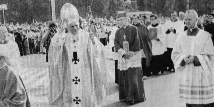 papiez jan pawel ii i kardynal stefan kardynal wyszynski w drodze na plac zwyciestwa w dniu 2 czerwca 1979 2024 06 02 093059