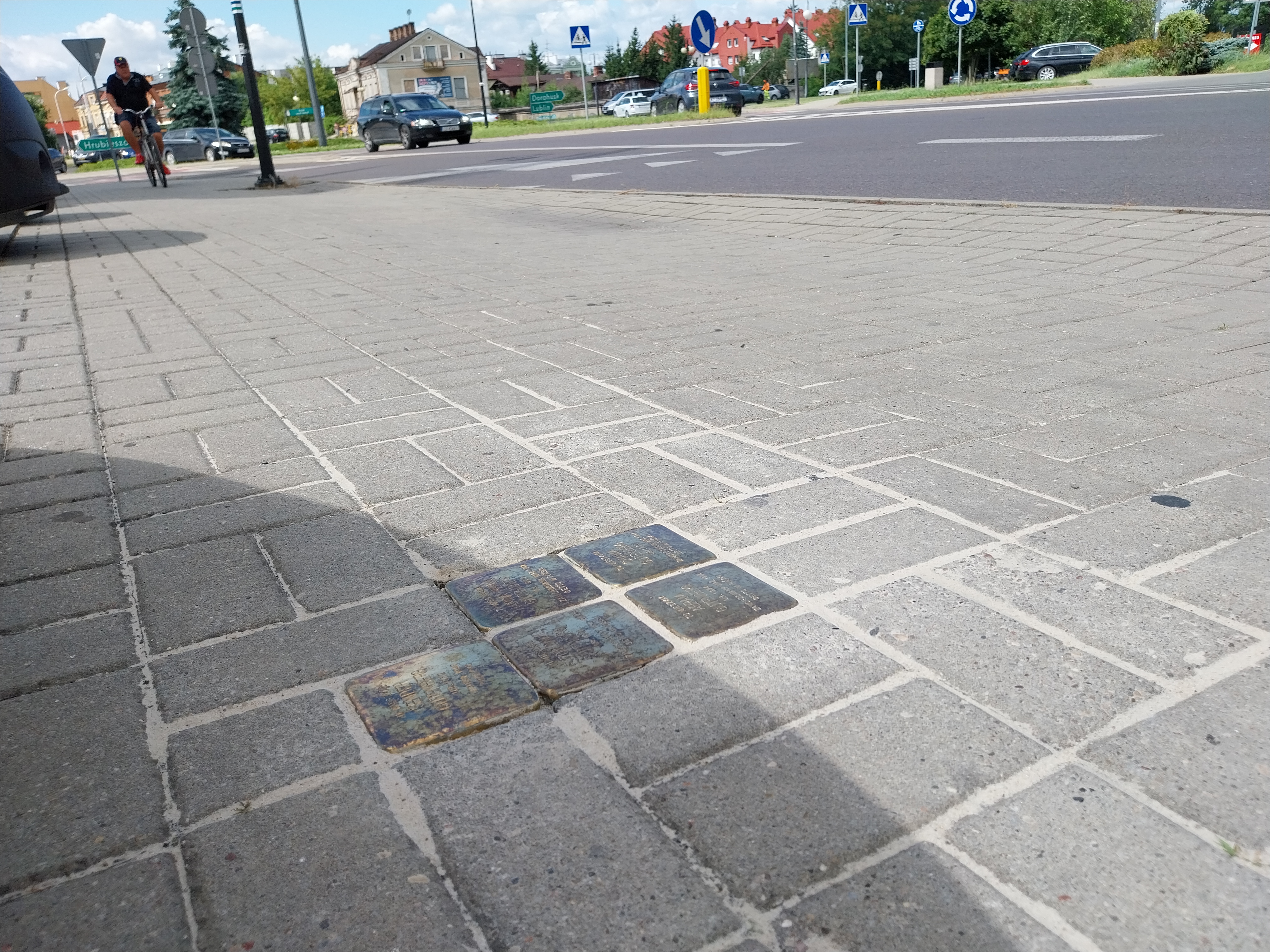 Kamienie w chodniku upamiętniły ofiary Holokaustu 2 20240729_135840.jpg