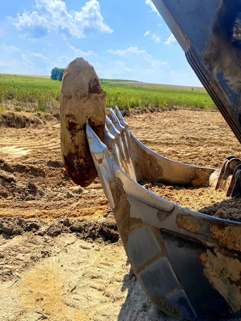 Niewybuch zaklinował się między zębami łyżki koparki 2 340-246675.jpg