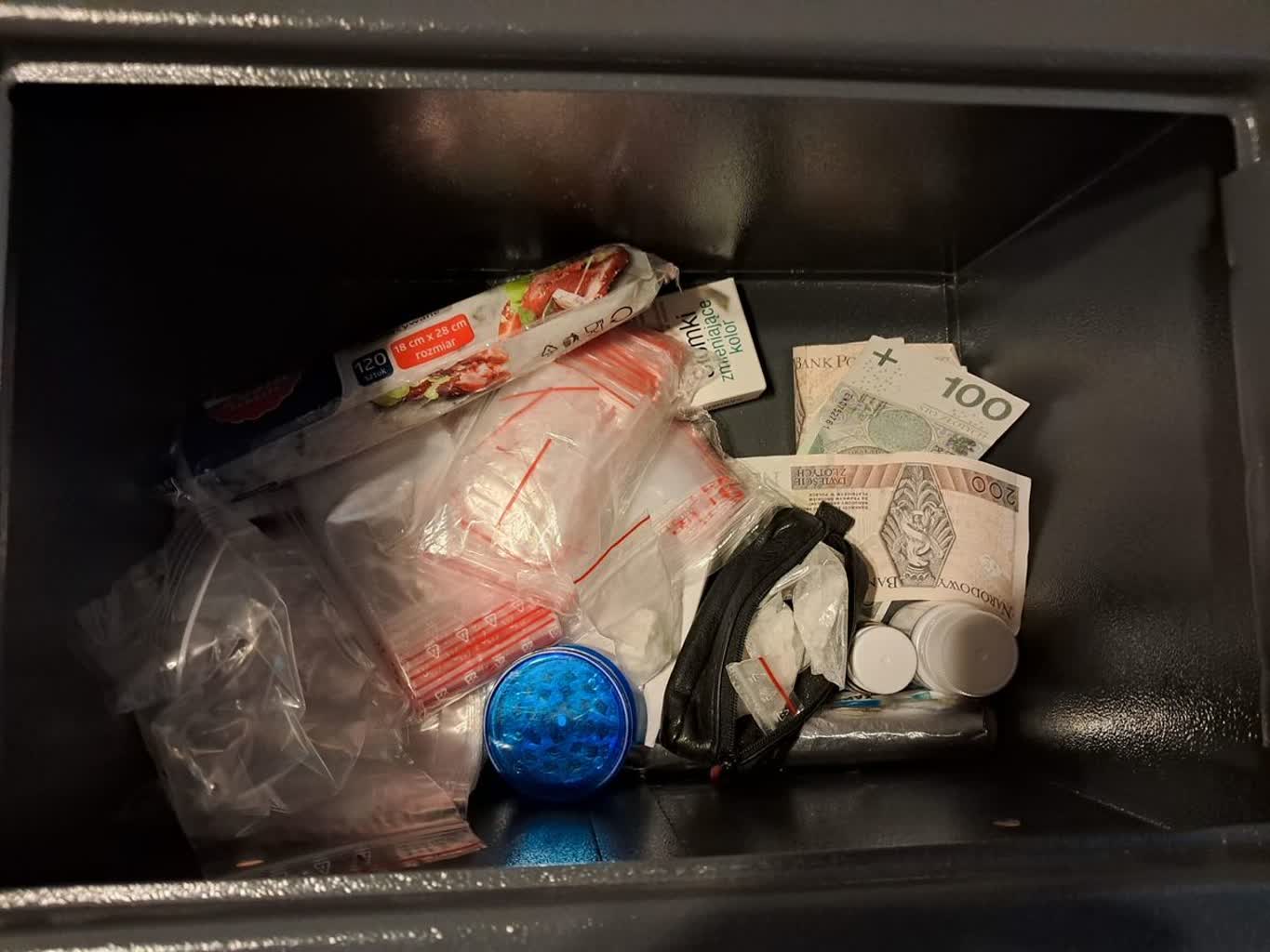 W sejfie miał narkotyki i cudzy dowód. Grozi mu długoletnie więzienie 3 350-245821.jpg