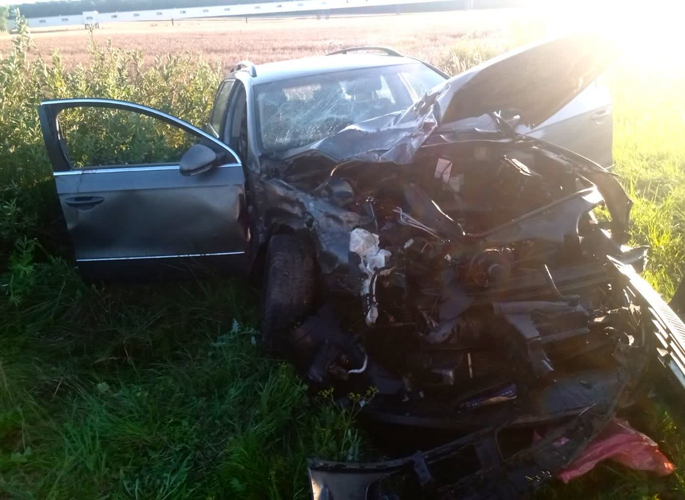 Groźne zderzenie. Rozbite dwa samochody, uszkodzony węzeł ciepłowniczy 2 351-246930.jpg