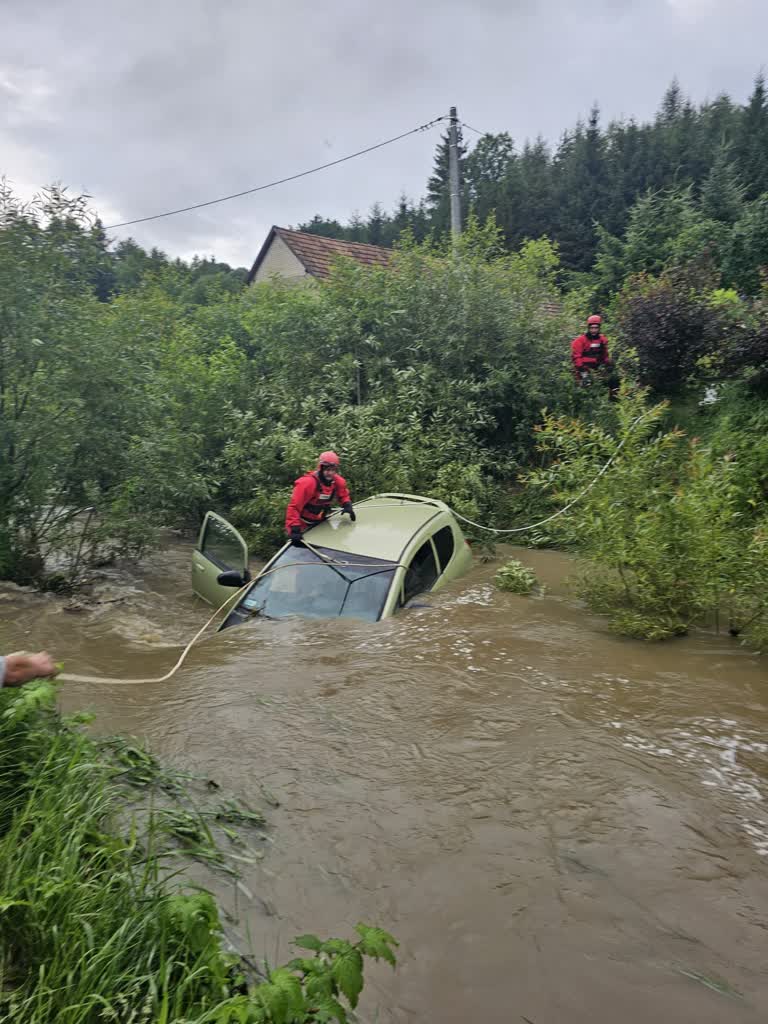 Próbował przejechać samochodem przez rwący potok. Kierowca nie żyje 2 449716439_780255397618729_2942664812808147148_n.jpg