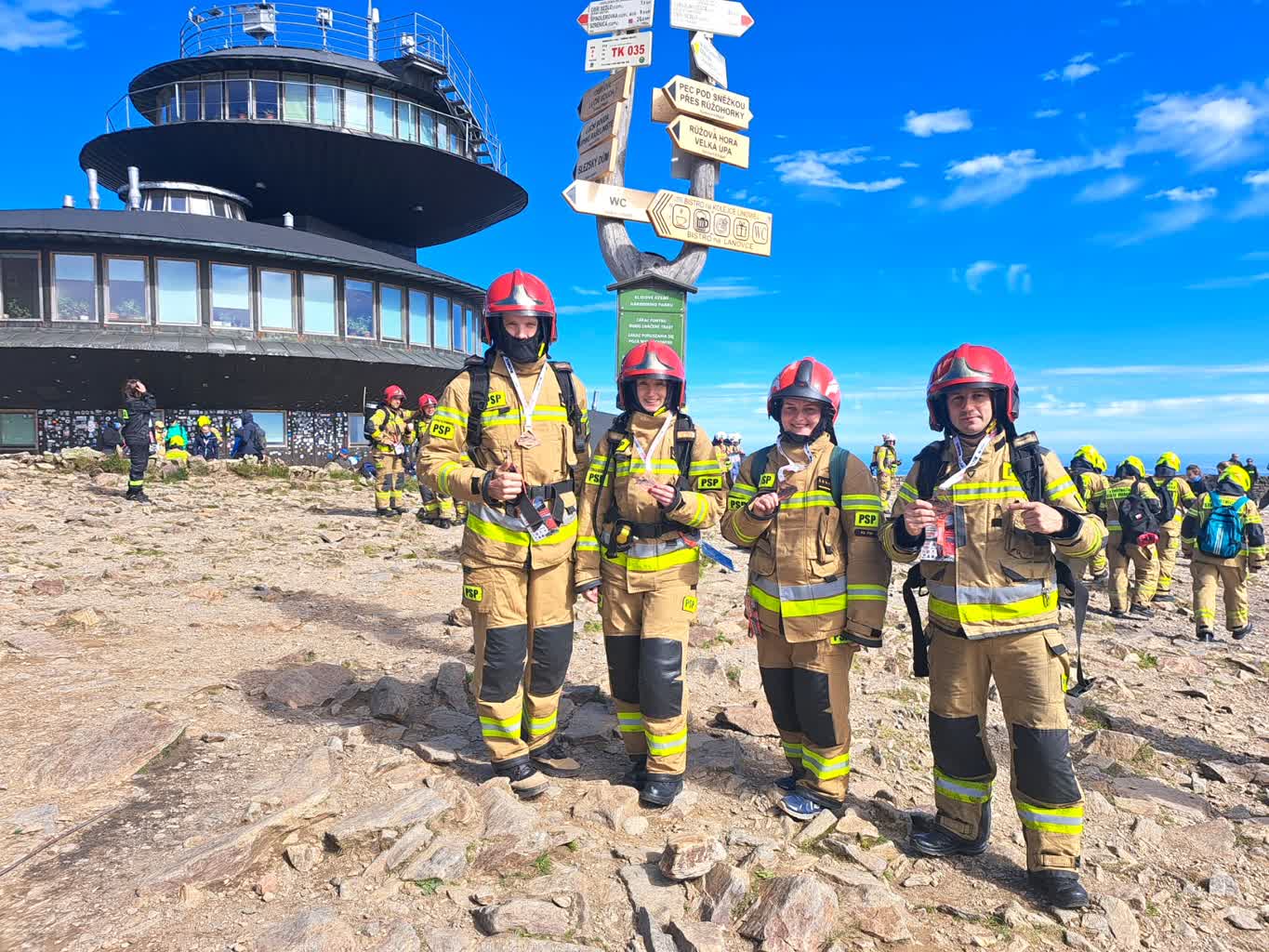 Zdobyli szczyt żeby pokonać nowotwory. Strażacy na Śnieżce 2 450152358_786552426996420_3598422238855871787_n.jpg