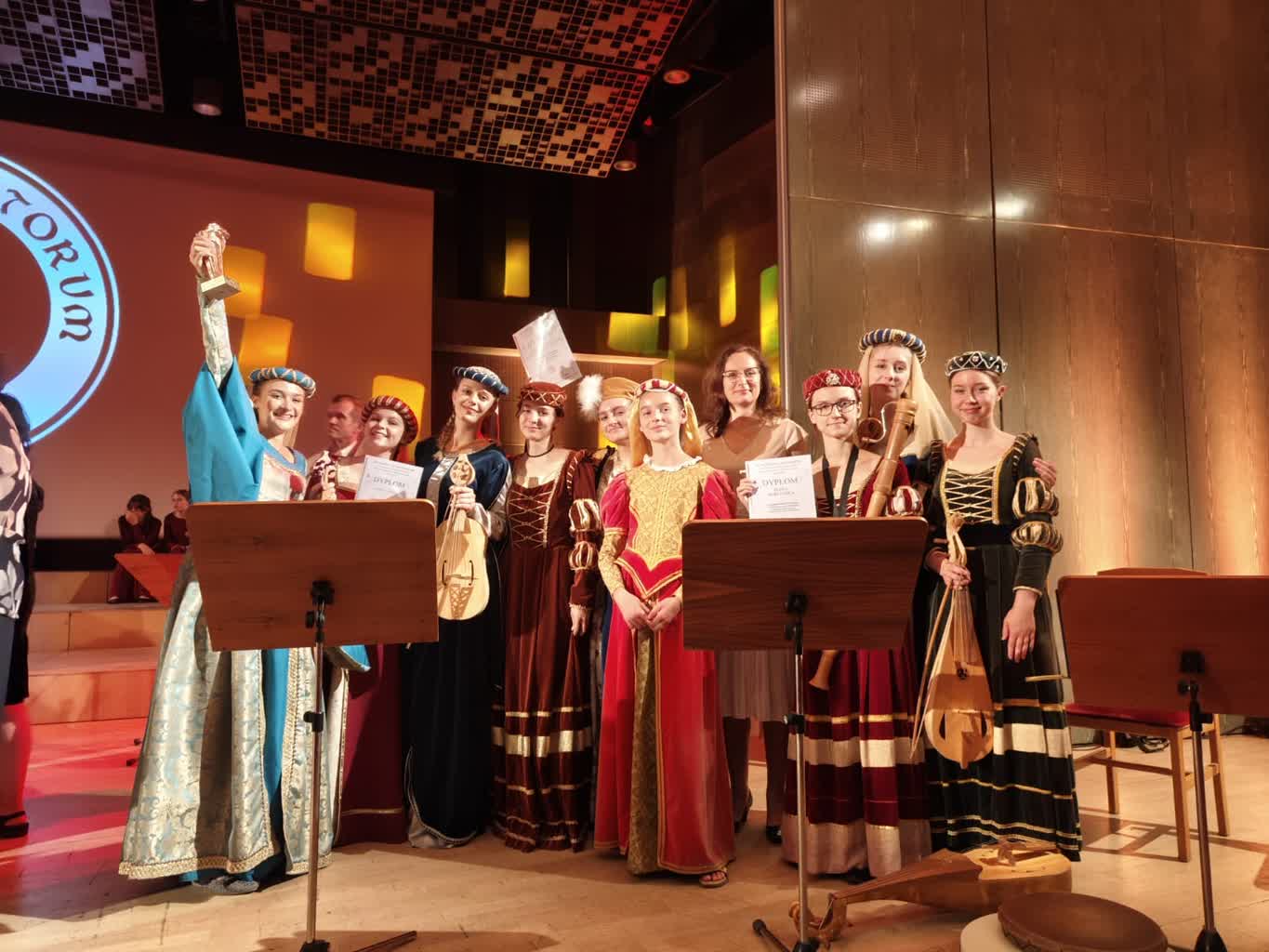 Międzynarodowy sukces zamojskiego Zespołu Muzyki Dawnej. Zdobyli Złotą Harfą Eola! 2 450987046_984745190324531_2550664511350699022_n.jpg