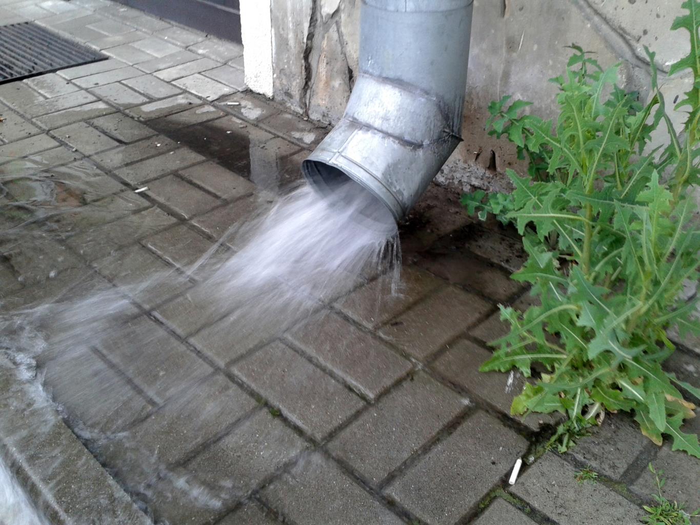 W czasie upałów rozsądnie korzystajmy z wody! 3 deszcz.jpg