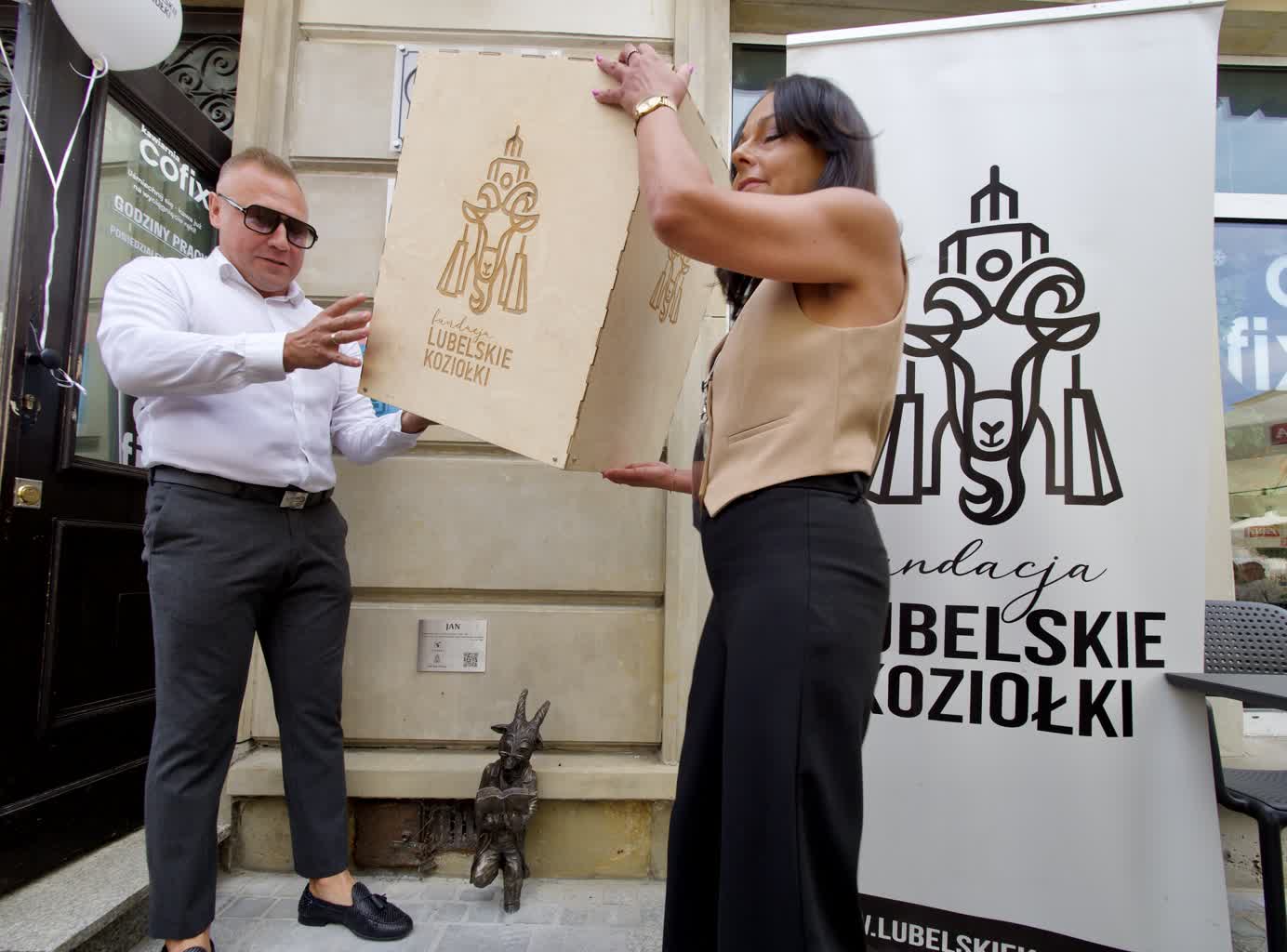 Zna się na dobrej literaturze! Koziołek czytelnik na Krakowskim Przedmieściu 2 P7272108.jpeg