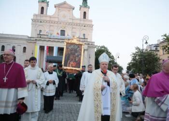 2023-07-03T20:33:12:67 ,  Fot. Piotr Michalski 
2023.07.03. LUBLIN . ROCZNICA CUD LUBELSKI . MSZA SWIETA ORAZ PROCESJA ROZANCOWA Z CUDOWNY OBRAZ MATKI BOZEJ .
FOT. PIOTR MICHALSKI