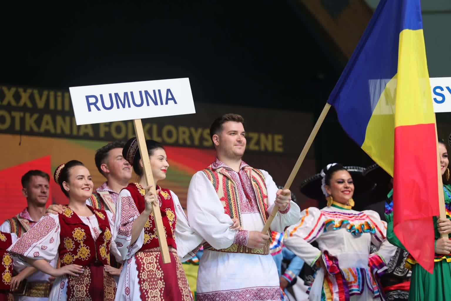 Wspólny polonez na zakończenie święta folkloru w Lublinie 2 pm_INAUGURACJA-100724-031.jpg