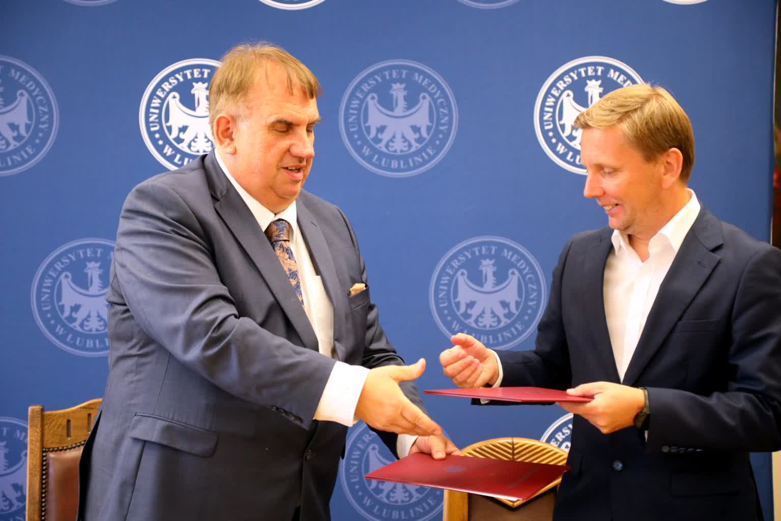 Uniwersytet i klub łączą siły. Wszystko dla dobra dzieci 5 pm_UMOWA-300724-011.jpg