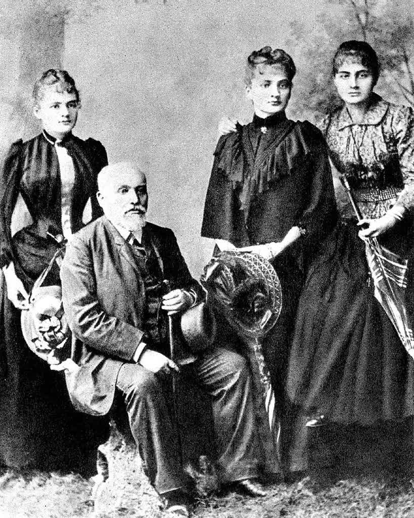 Przed 90 laty zmarła Maria Skłodowska-Curie. Chorowała na złośliwą anemię 2 Sklodowski_Family_Wladyslaw_and_his_daughters_Maria_Bronislawa_Helena.jpg
