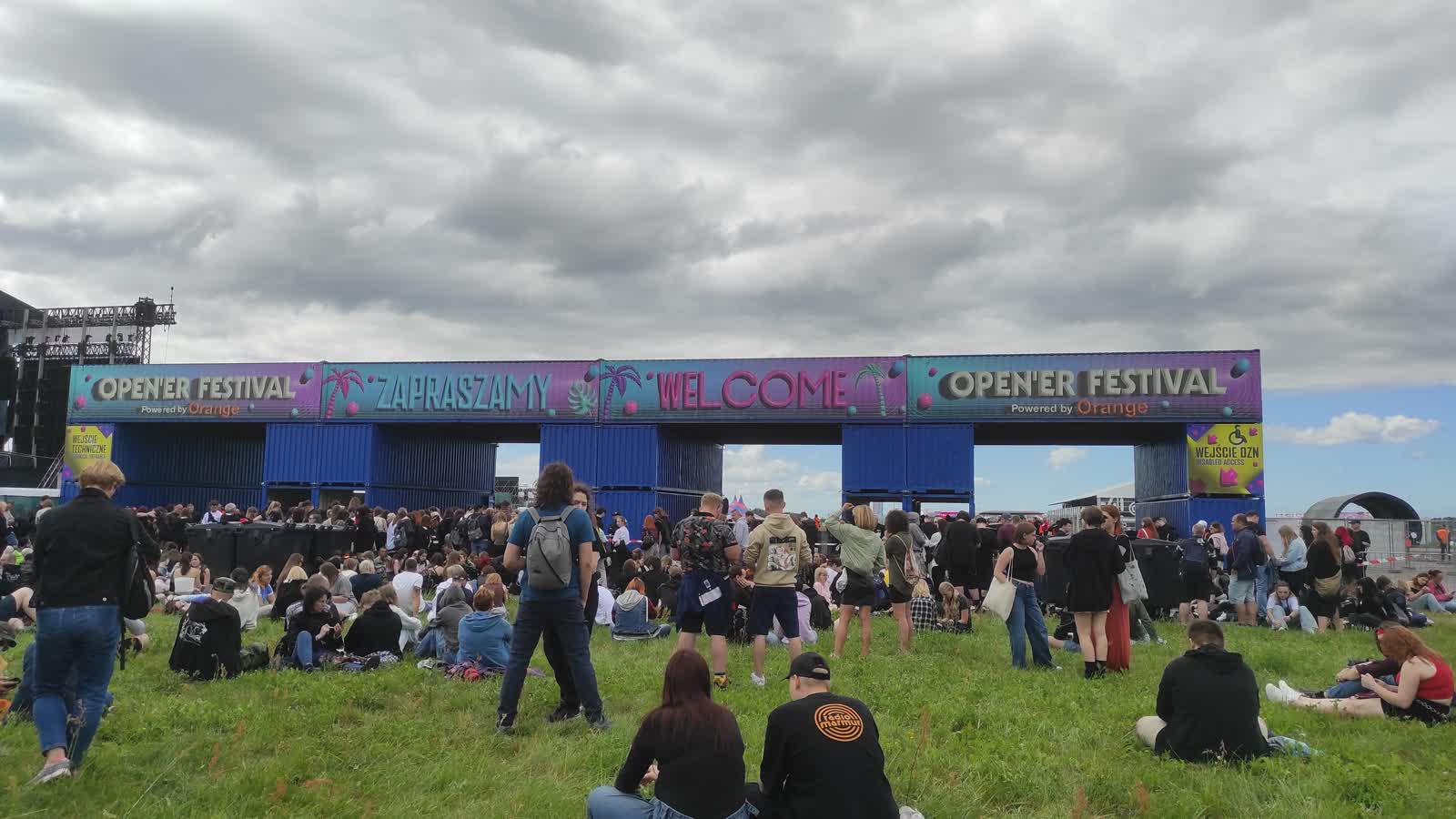 4 dni muzycznej radości - relacja z Open'er Festival 24 2 Wejście na teren festiwalu - zdjęcie zrobione chwilę przed otwarciem bram 1. dnia imprezy