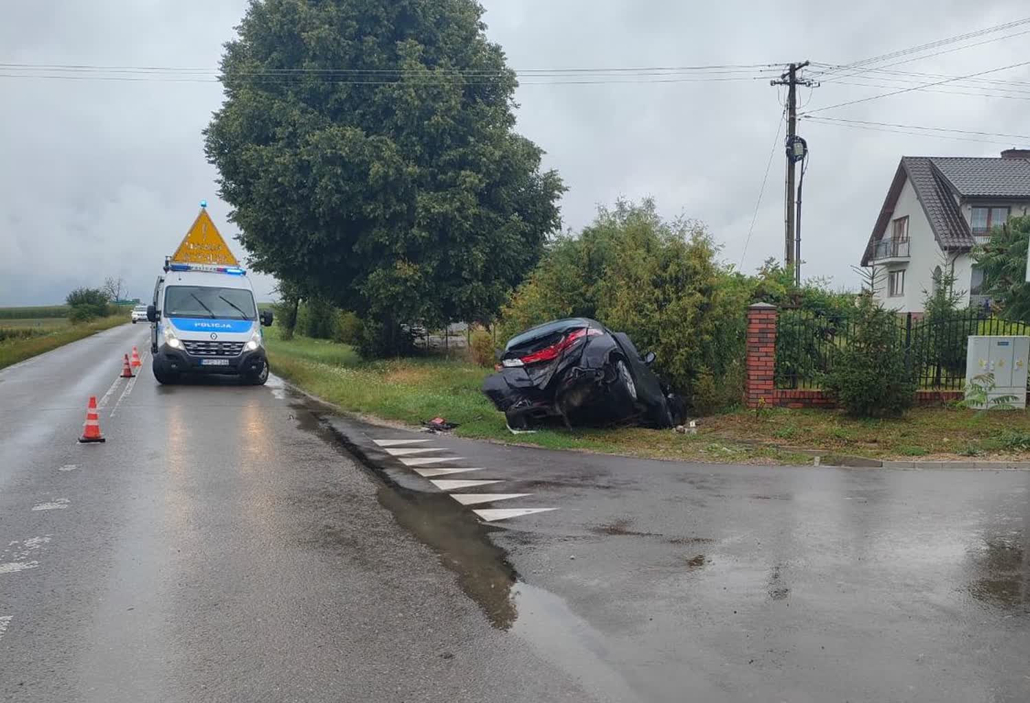 Prowadził mimo zakazów i spowodował wypadek. Matka z trójką dzieci w szpitalu 2 350-248265.jpg