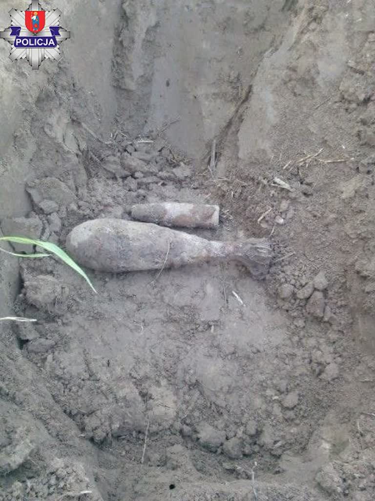 Niebezpieczne znaleziska na polu uprawnym. Wśród nich granat moździerzowy 2 361-248449.jpg