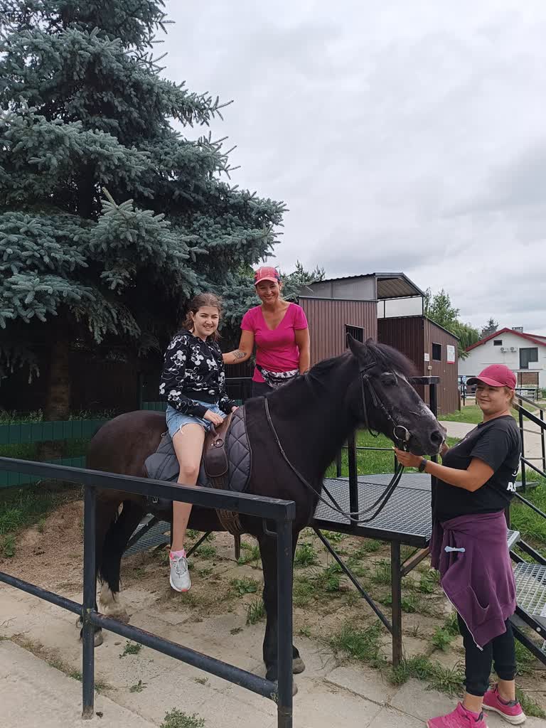 "Hipoterapia daje wiele radości". Fundacja pomaga dzieciom z problemami 2 449040698_320194277812204_5475237694102934279_n.jpg