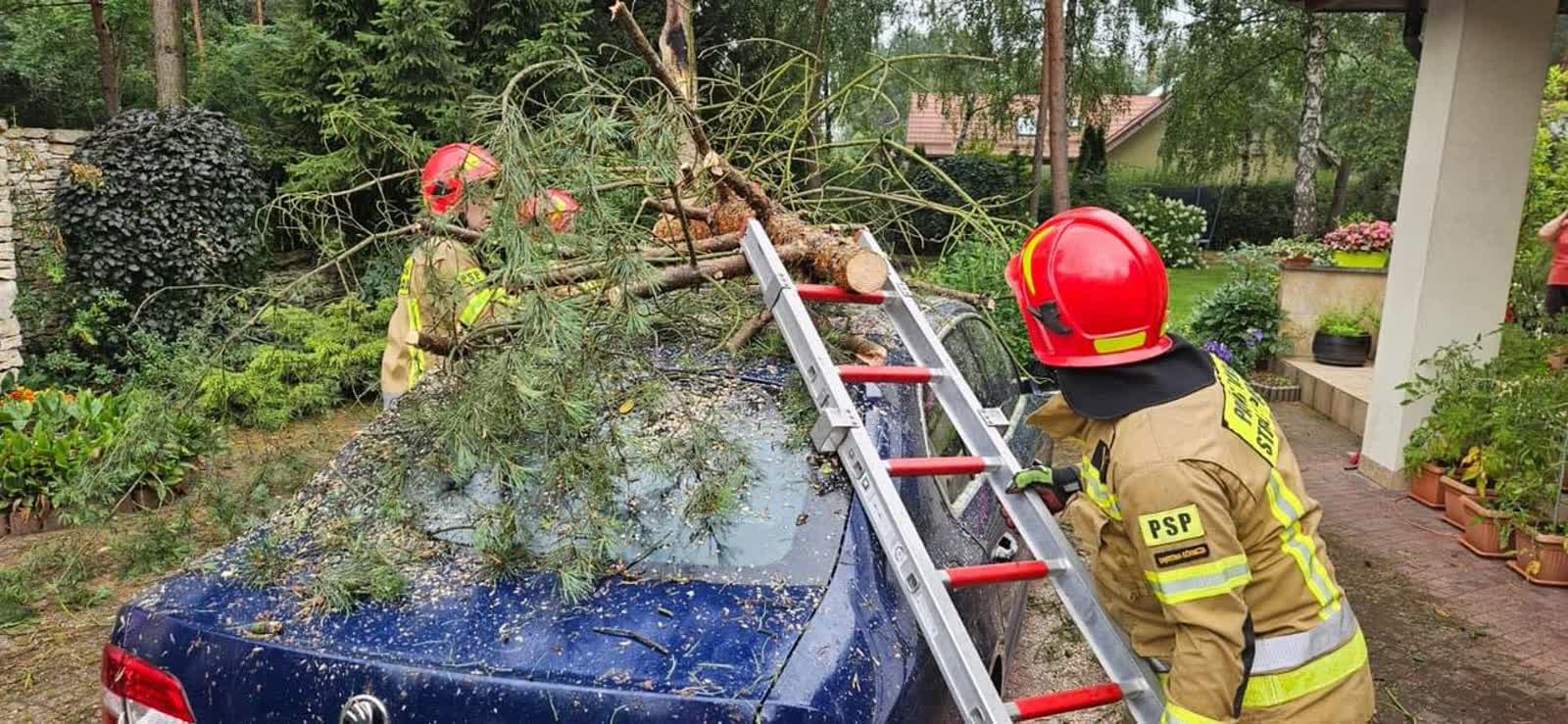 Połamane gałęzie, podtopienia, uszkodzone dachy. Poważne skutki nawałnic 2 GSYxhnrWQAAhCFV.jpg