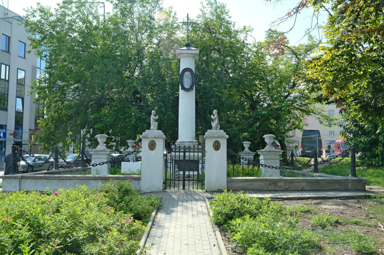 Lublin: cenne mogiły wojenne zostaną odnowione 2 mogila_ulanow_z_1809_r._wraz_z_pomnikiem_u_zbiegu_ul._obywatelskiej_z_al.spoldzielczosci_pracy__2,klOWfqWibGpC785HlXs.jpg