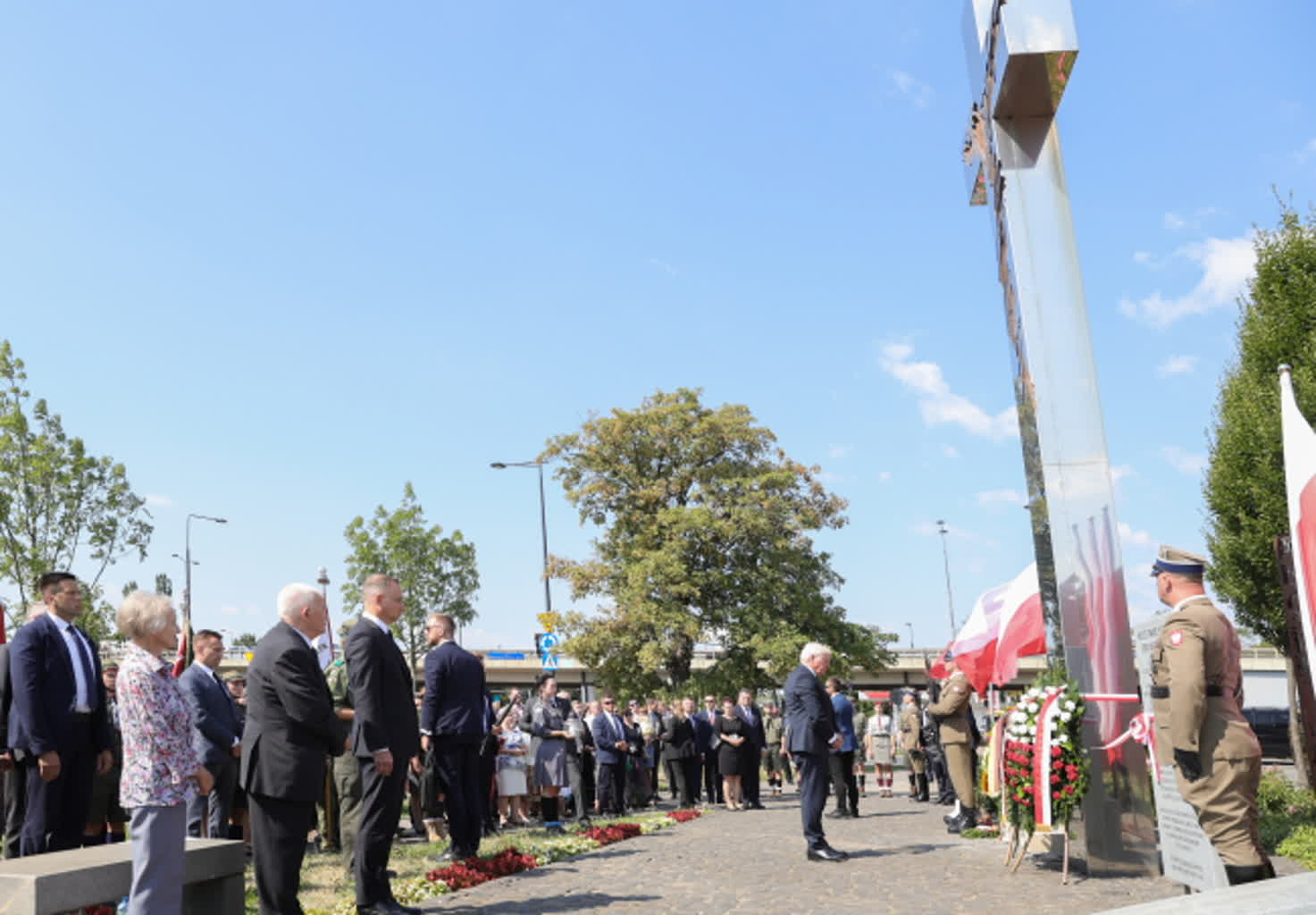 Prezydent Andrzej Duda oddał hołd ofiarom rzezi Woli 2 net-24801119.jpg
