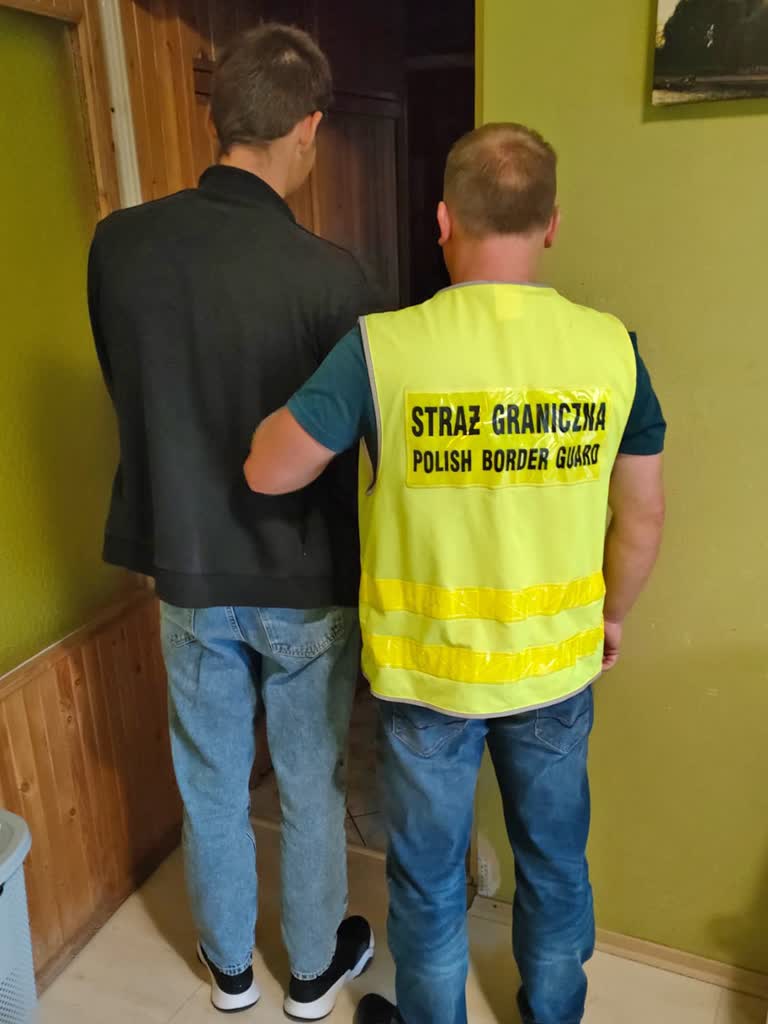 Międzynarodowy gang organizował nielegalną migrację. Zatrzymano 11 osób 2 12-295437.jpg