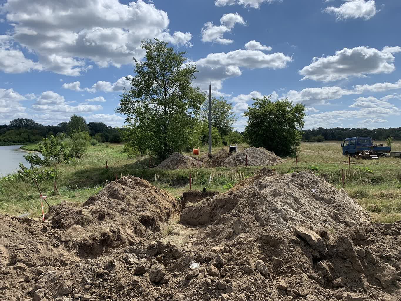 Słupy i kamery. Trwają prace przy budowie bariery elektronicznej na Bugu 3 12-295986.jpg