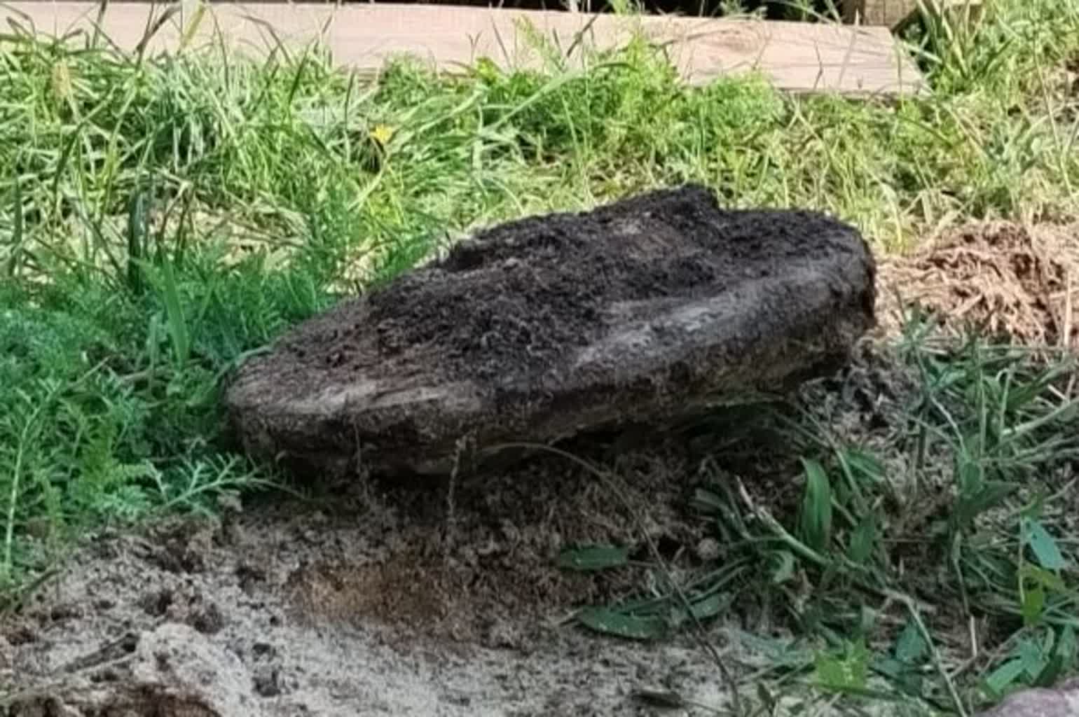 Niebezpieczna „pamiątka" wojenna znaleziona w powiecie krasnostawskim 2 348-250490.jpg