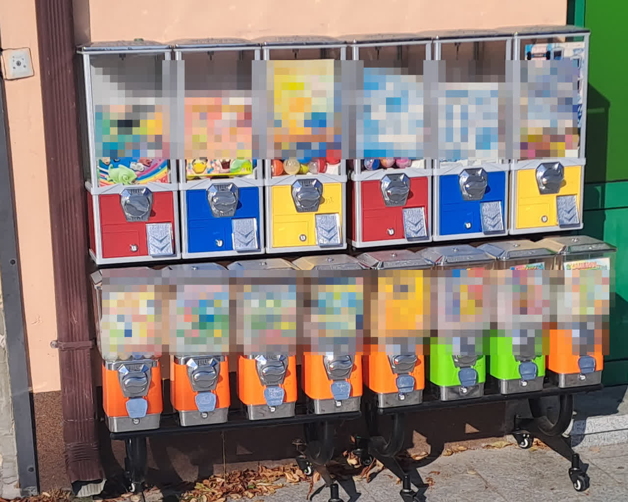 Okradali... automaty z kulkami dla dzieci. Złodzieje w rękach policji 2 360-250704.jpg