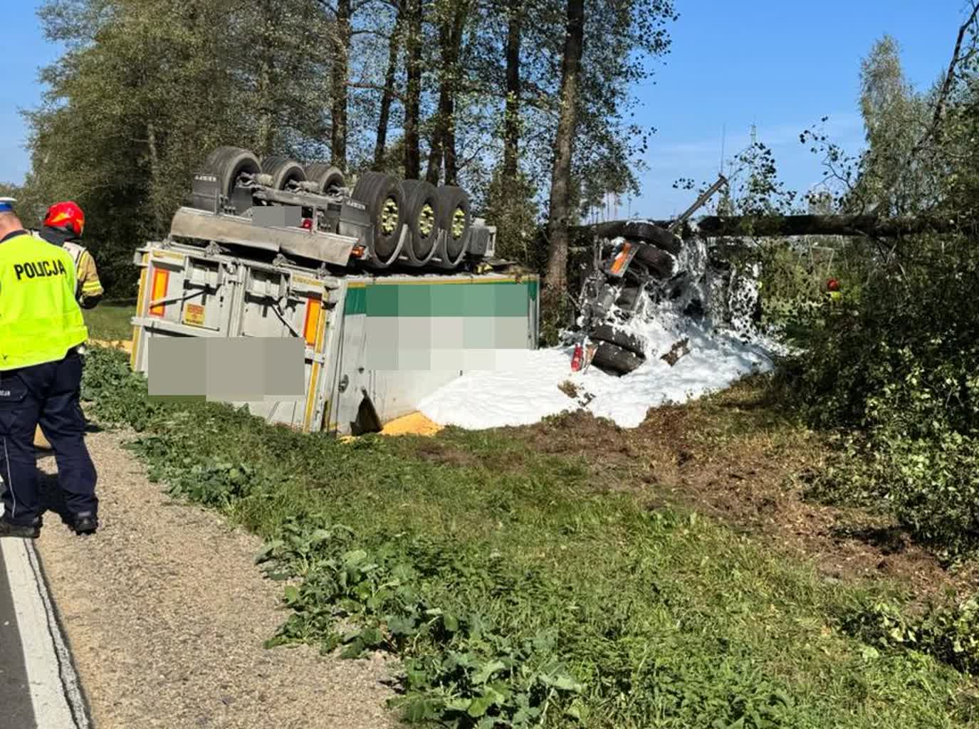 Zawiniła pęknięta opona. Wypadek ciężarówki w powiecie włodawskim 2 360-250992.jpg