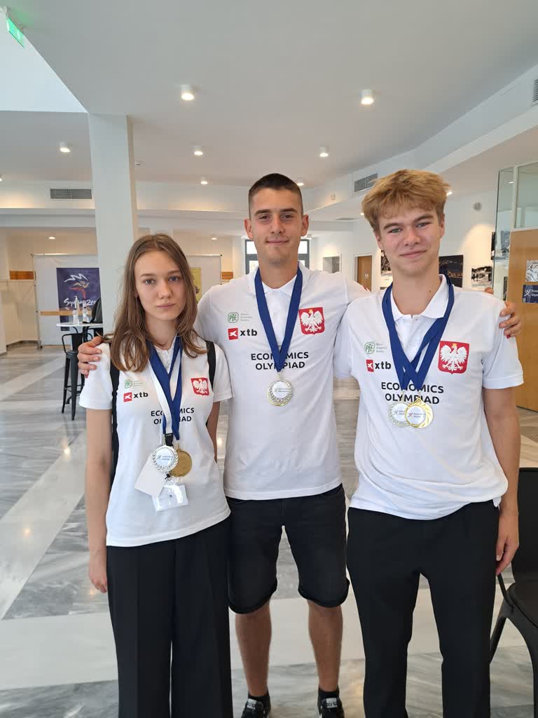 Pokonał setki uczestników. Lubelski licealista podwójnym medalistą międzynarodowej olimpiady 3 458381406_1073024744823100_2139580876041345937_n.jpg