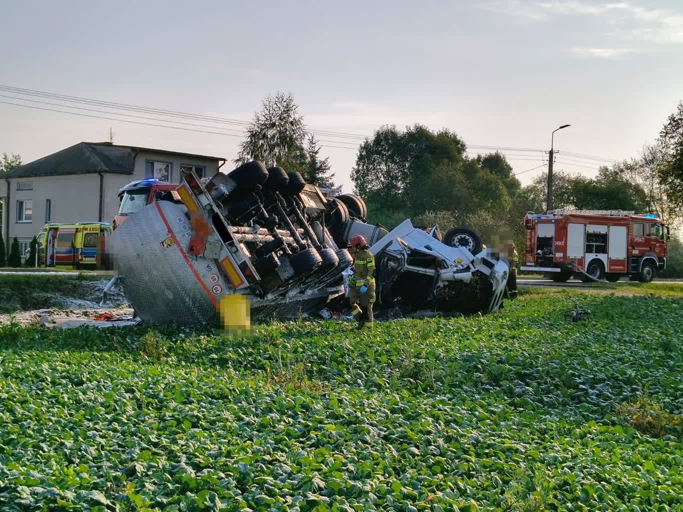 Utrudnienia na drodze wojewódzkiej. Dachowała cysterna z paliwem 2 460477891_441120545616618_4188547182178819563_n.jpg