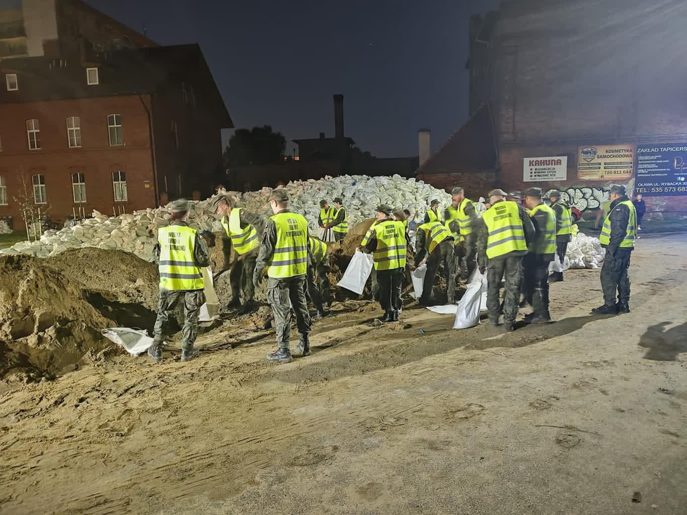 Przez Oławę przechodzi fala powodziowa. Służby zabezpieczają wały 2 GXupXhFXYAAER_7.png