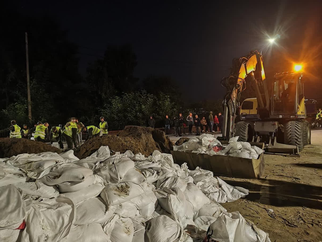 Przez Oławę przechodzi fala powodziowa. Służby zabezpieczają wały 3 GXupXhMW4AEf8dU.png