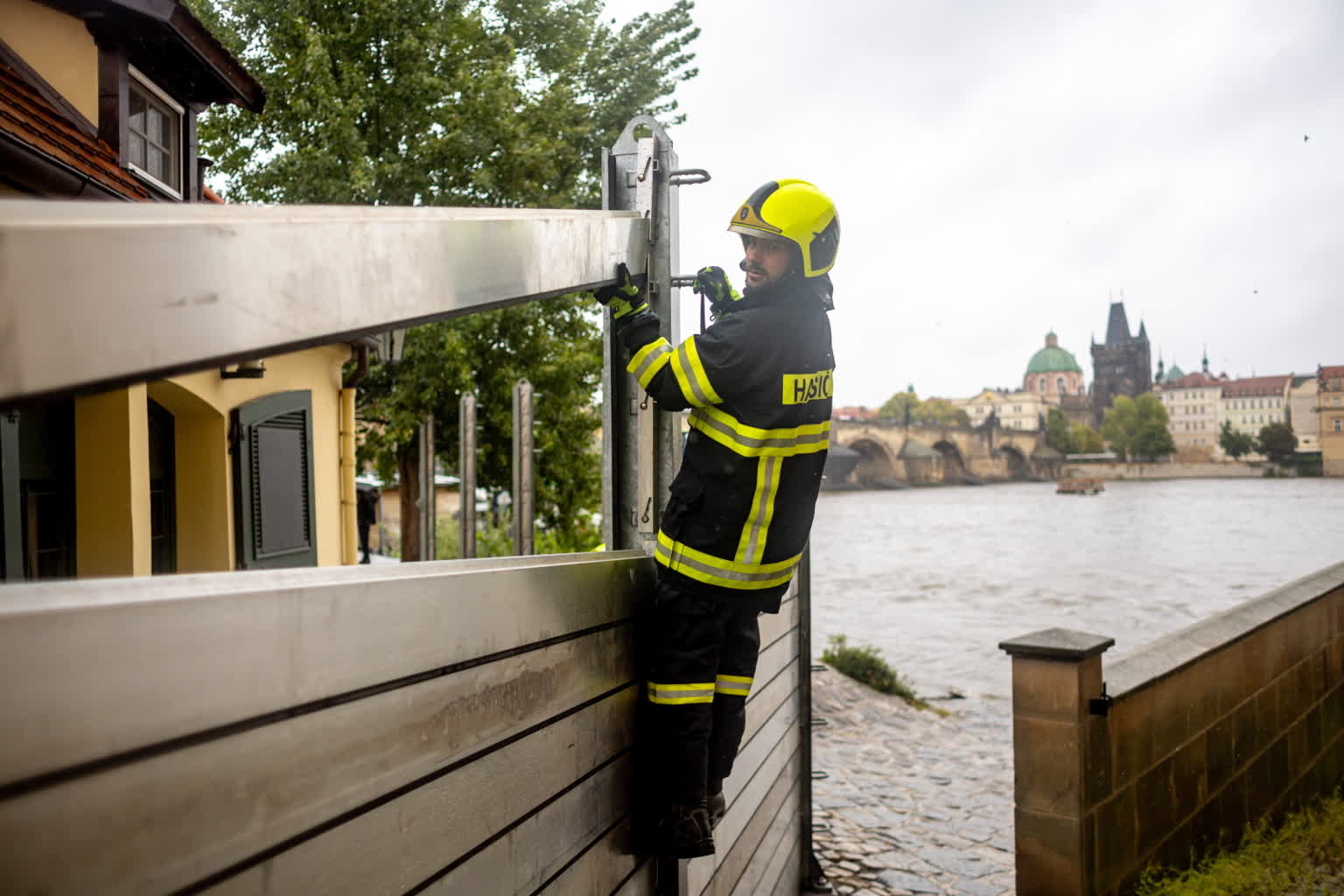 Coraz trudniejsza sytuacja powodziowa na południu Polski 4 mid-epa11602095.jpg