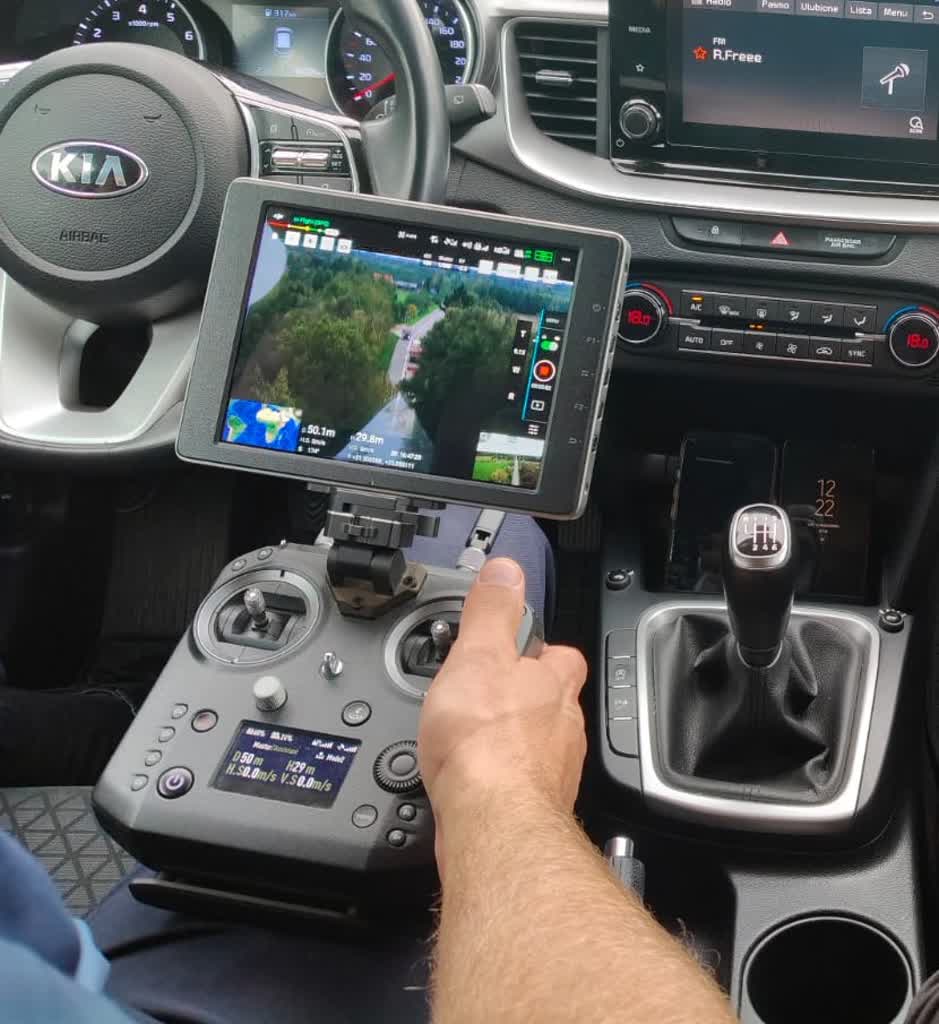 Policyjny dron tropi piratów drogowych 2 351-252214.jpg