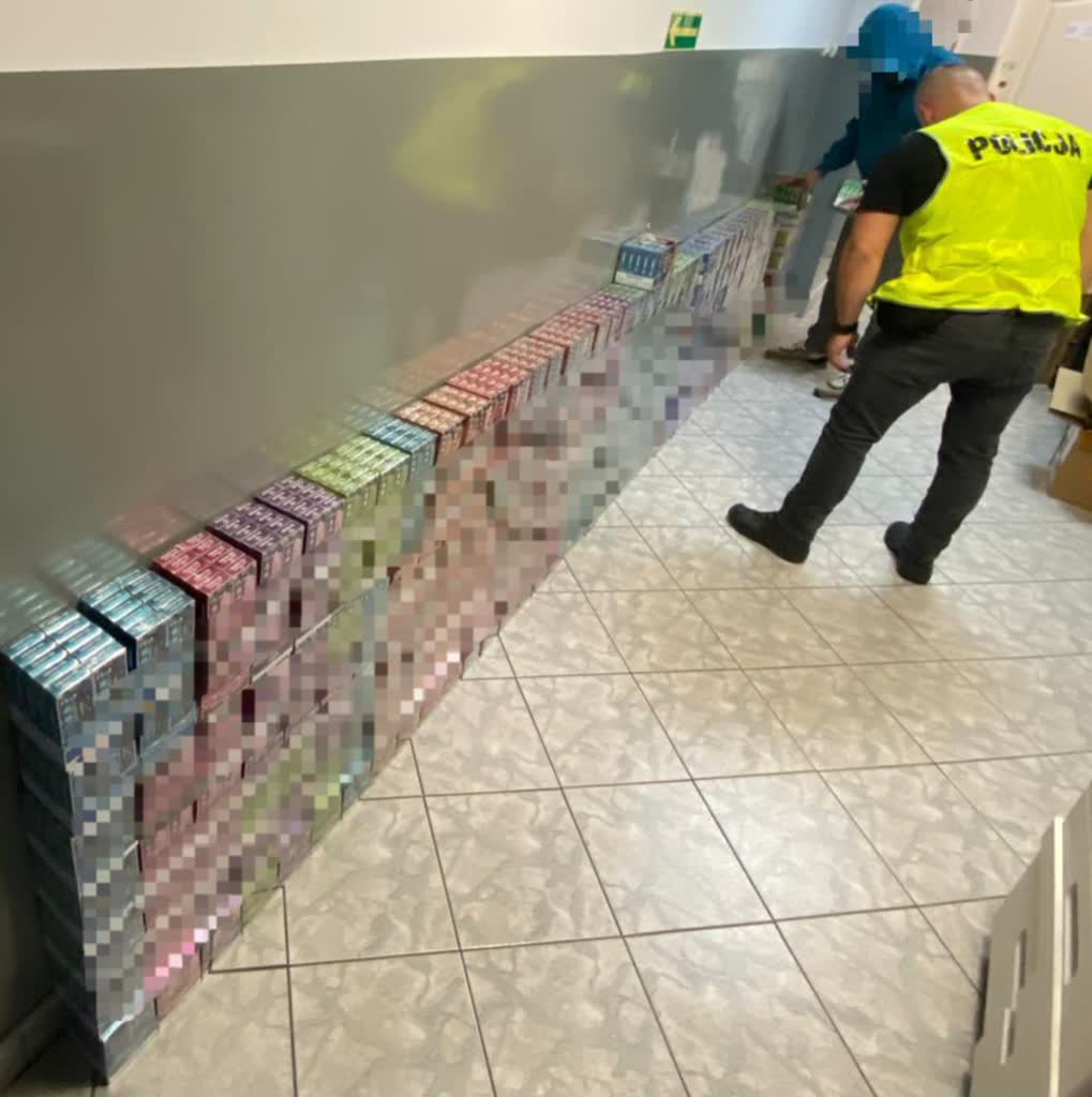 Nielegalne e-papierosy znalezione podczas kontroli drogowej 2 354-252344.jpg