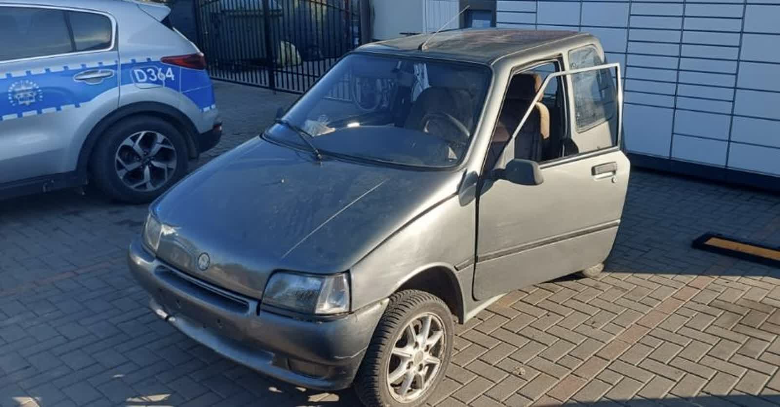 Senior za kółkiem. Ciągnik rozpadł się na dwie części 3 359-253040.jpg