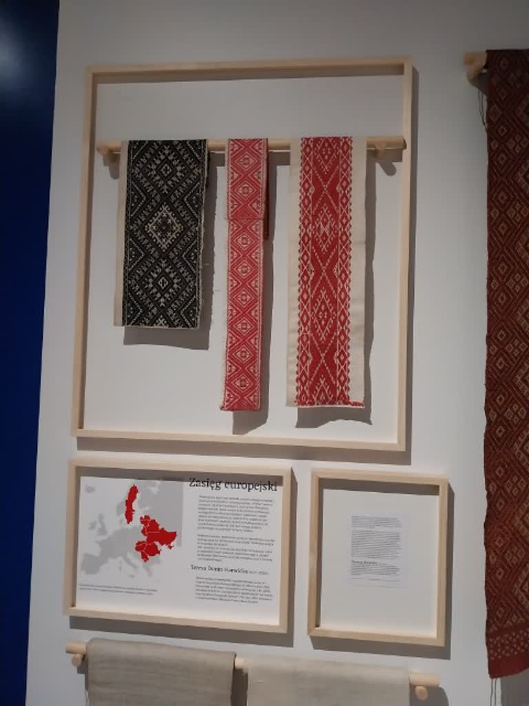 Bogata kolekcja ornamentów tkackich w bialskim muzeum. Wystawa "Perebory. Odsłony" 2 IMG_20241018_195427.jpg