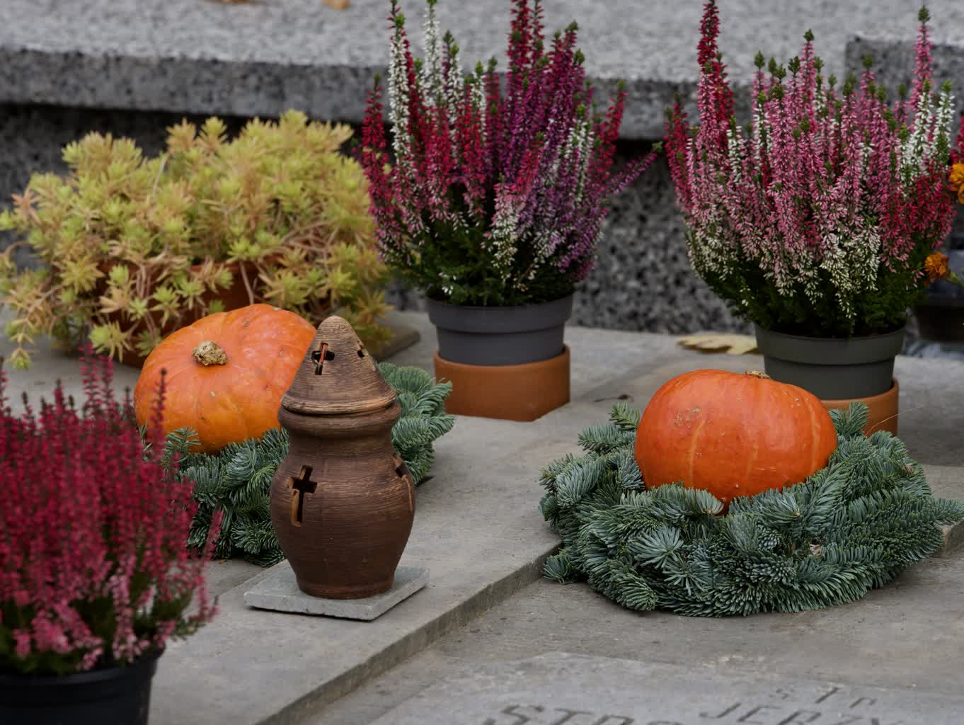 Ogrom śmieci zalewa cmentarze. Jak dekorować groby tanio i ekologicznie? 3 PA262654.jpeg